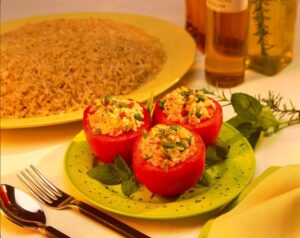 Tomate recheado com risoto integral