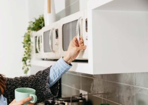 Jamais coloque esses itens no microondas