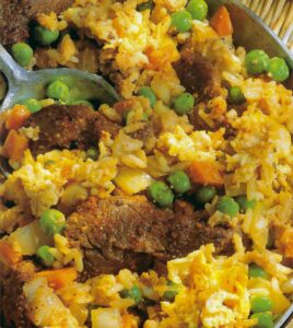 Salteado de arroz com ovo e carne