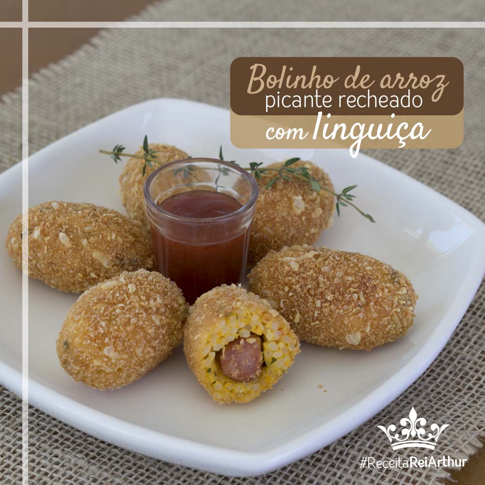 Bolinho de arroz picante recheado com linguiça