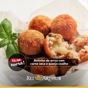 Bolinho de arroz com carne seca e queijo coalho.